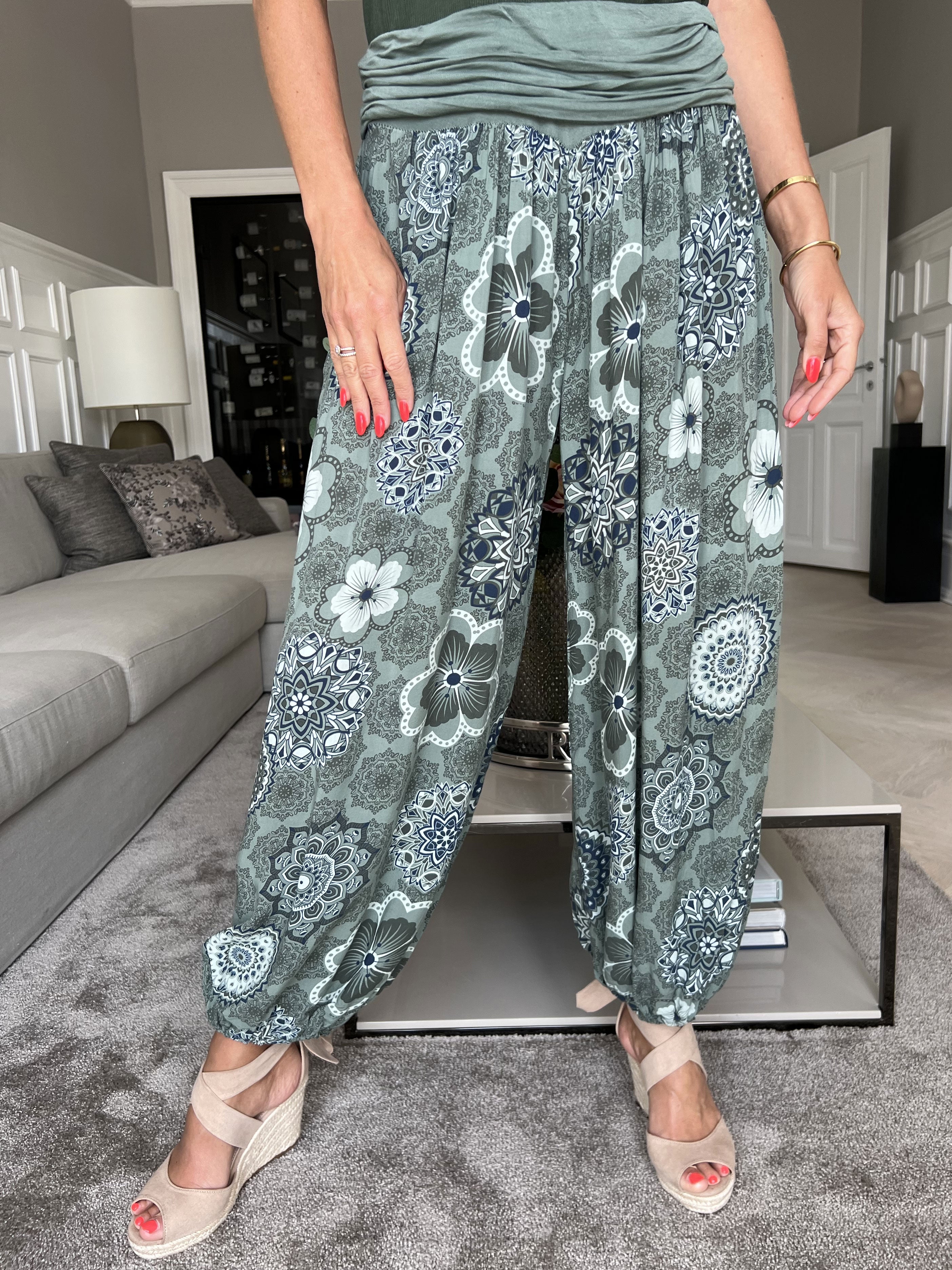 Vibe Pattern - Lätta och lösa byxor med resår i midjan - White